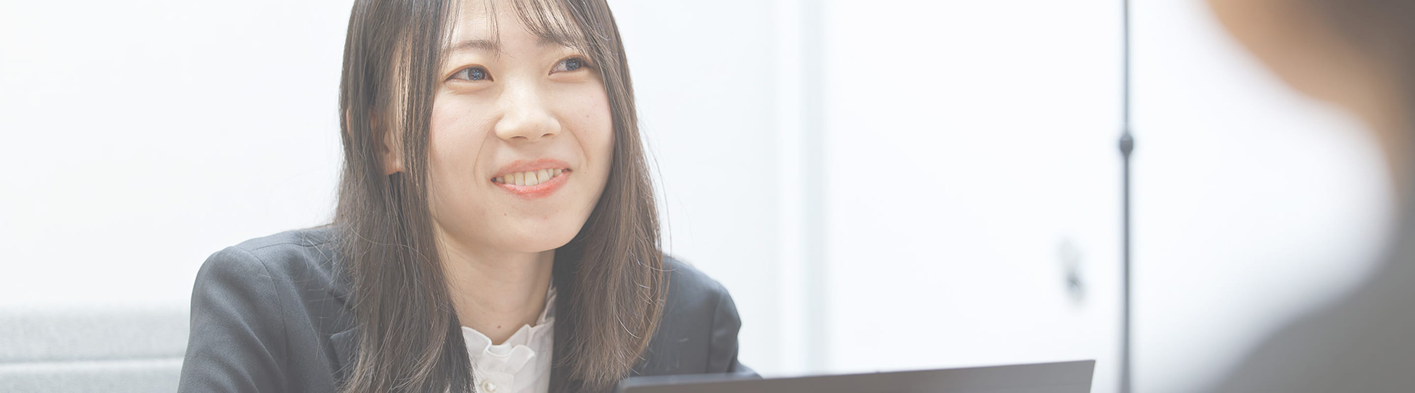 会議で話をする女性