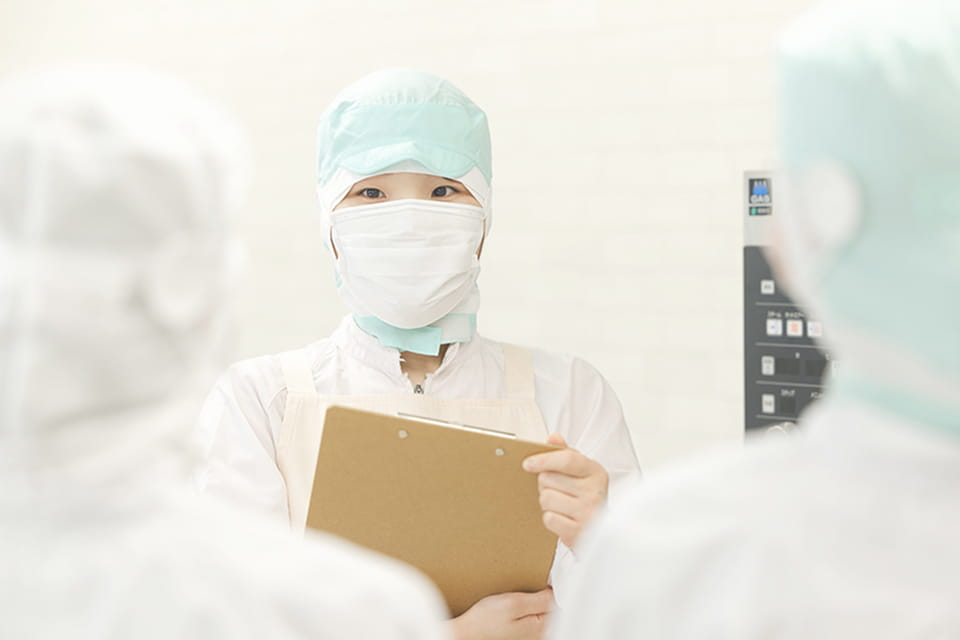 割烹姿で話をする女性