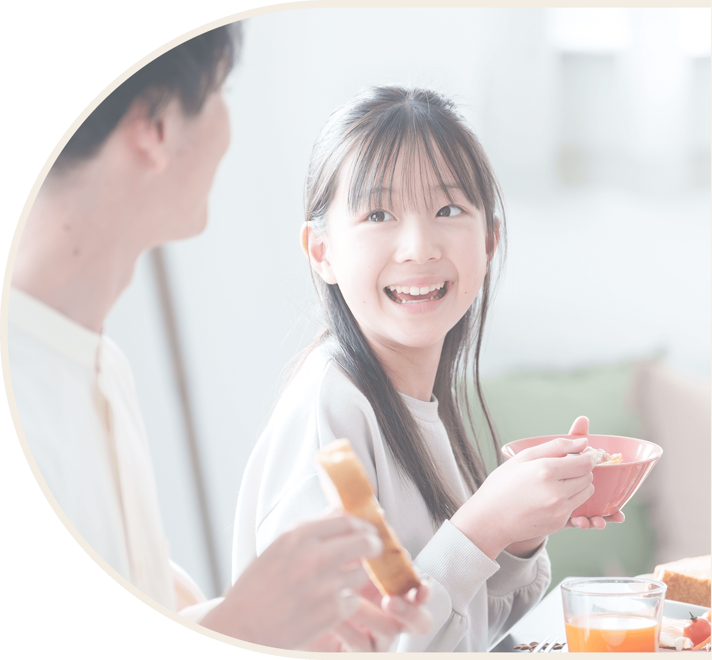 若い女の子と父親が朝食を食べているシーン。