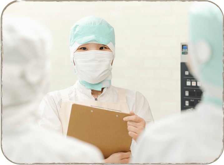 マスクを着用した女性がカメラを見つめています。