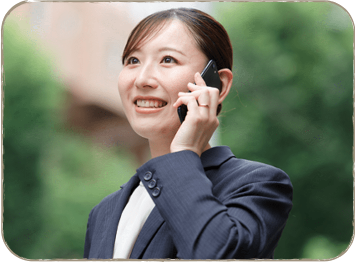 女性が携帯電話で話している様子。