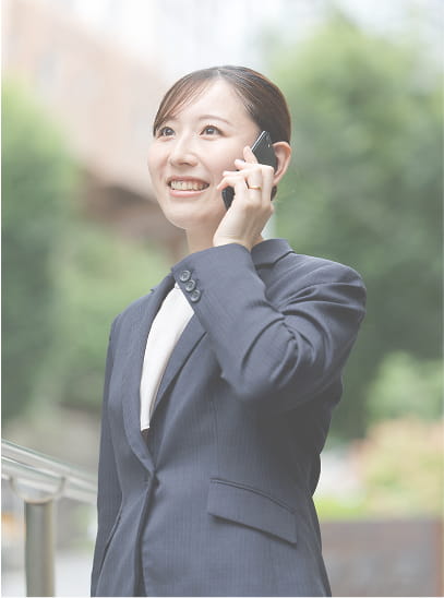  マスクと手袋を着用した女性がキッチンで料理をしている様子。